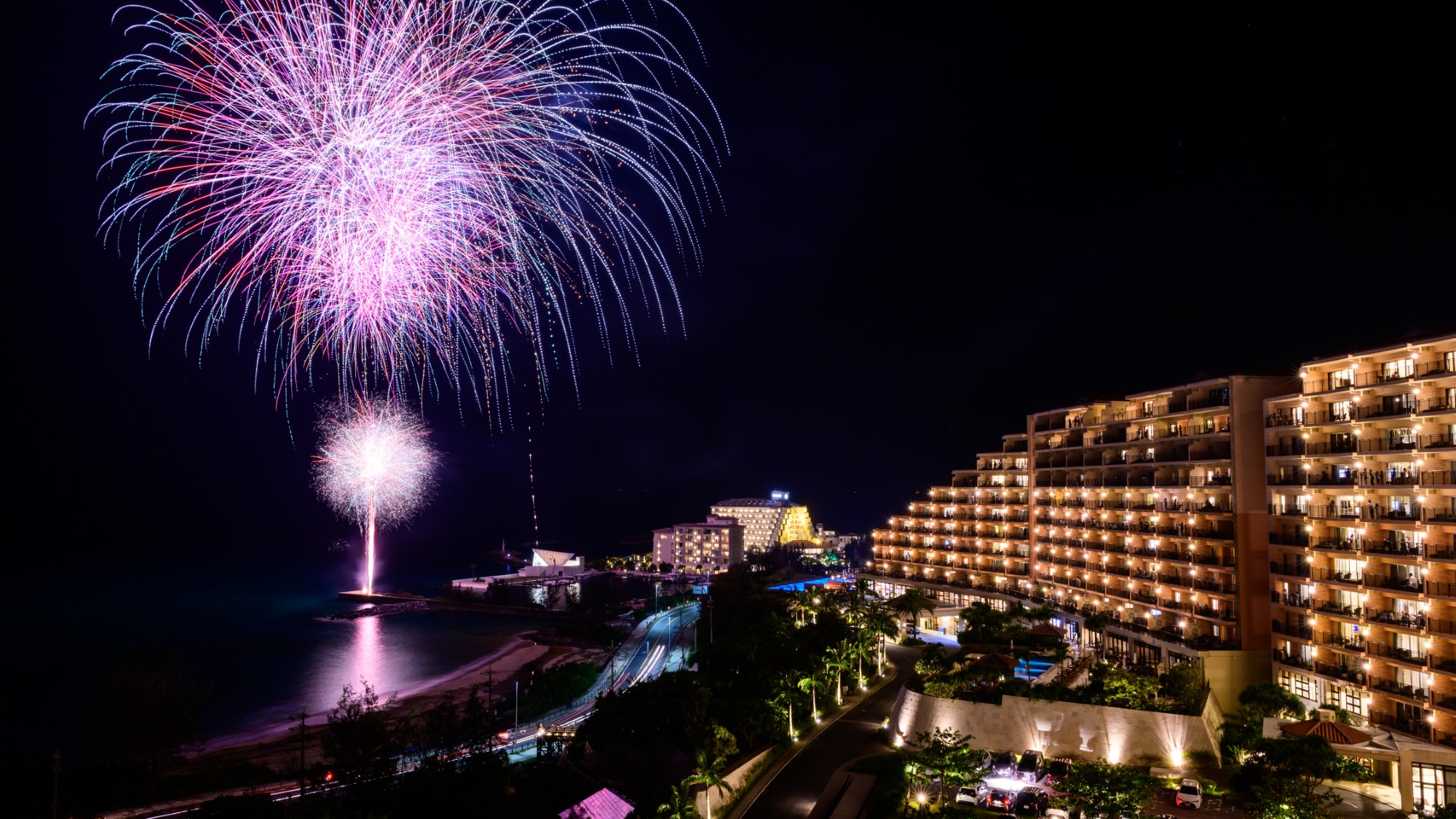 【外観】夏季は打上げ花火を開催。バルコニーからご覧いただけます（お日にち限定・要問合せ）