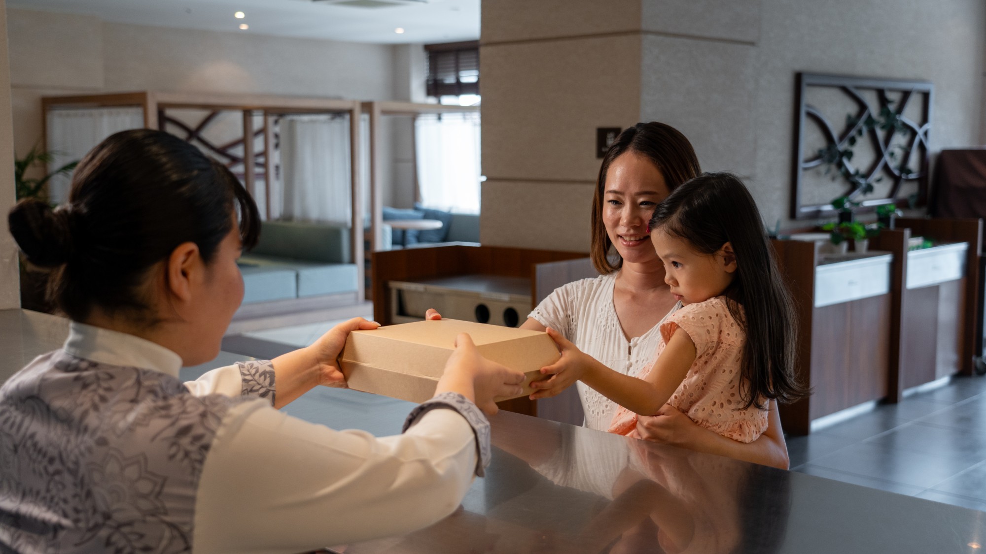 【Deli & Cafe】ホテルの料理をお部屋でごゆっくりお愉しみいただけるテイクアウト専門店