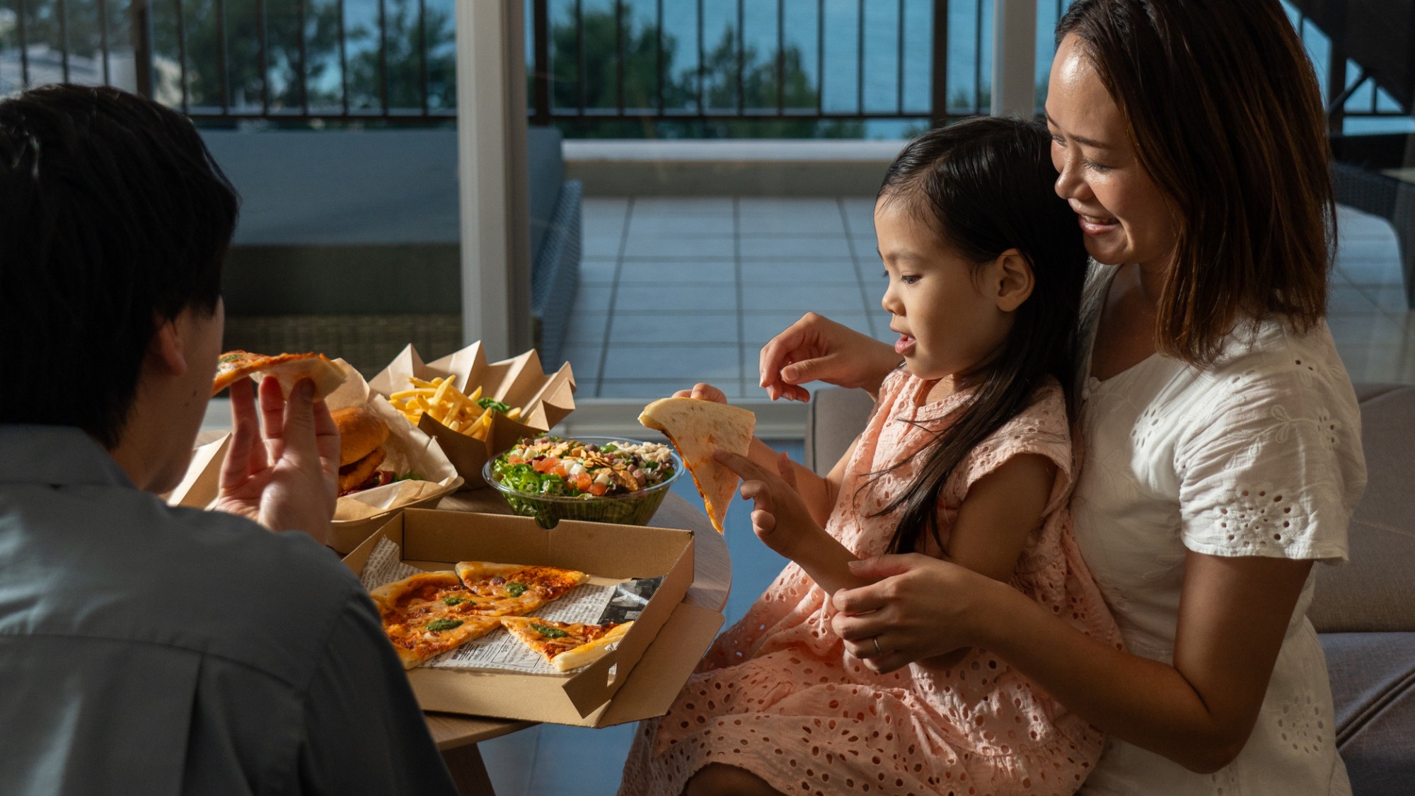 【Deli & Cafe】お部屋やプールサイド等、お好みのスタイルでホテルステイをご満喫ください