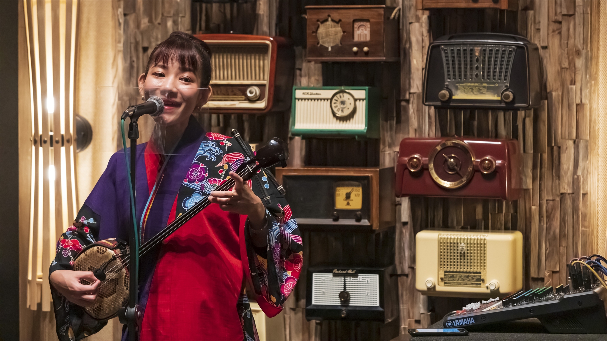 【周辺施設/沖縄炭火料理店 うむさんの庭】三線生ライブは毎夜開催（ホテルから徒歩約2分）
