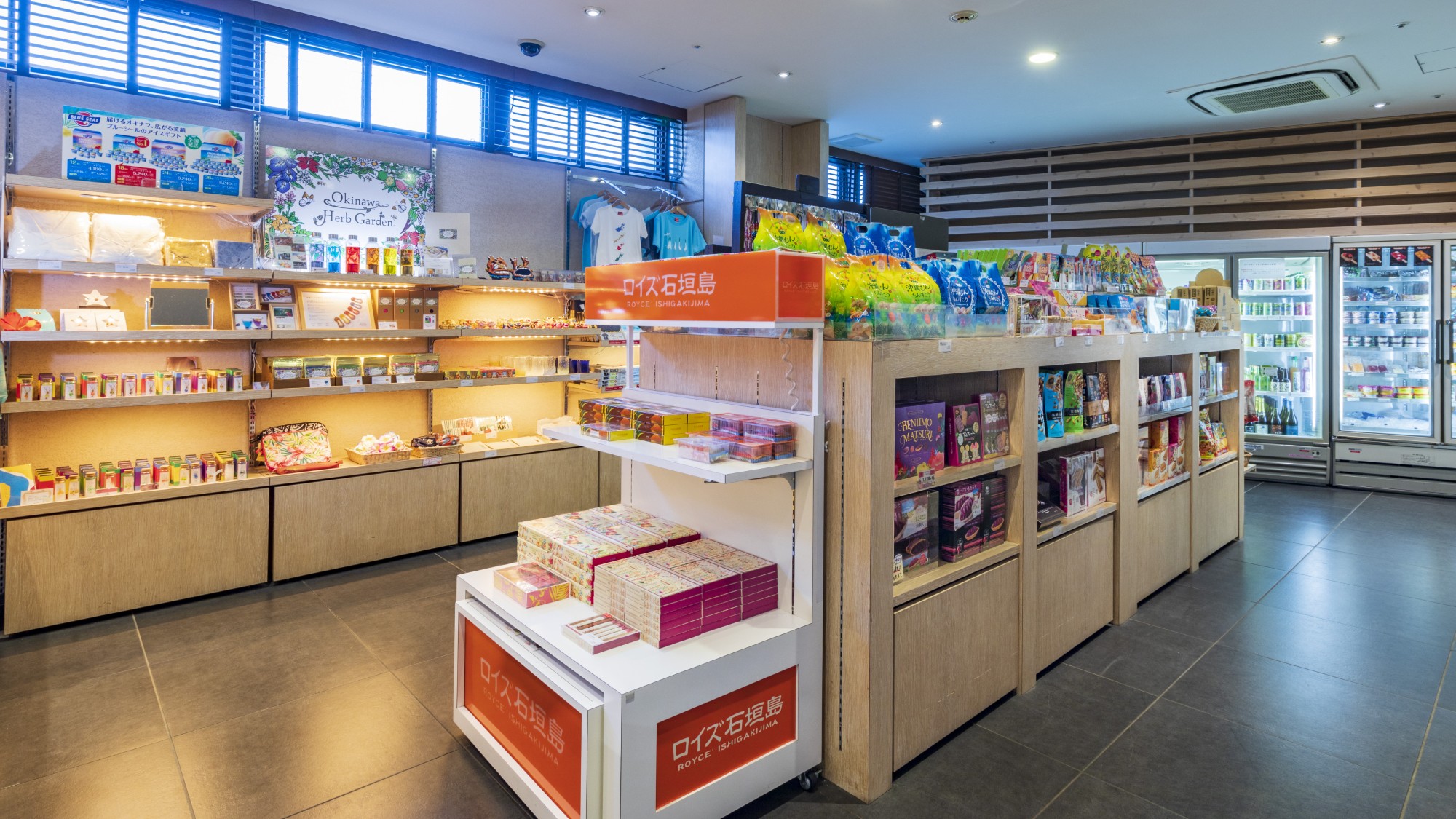 【ホテル棟2F SHOP】沖縄のお菓子、泡盛、琉球ガラス、やちむん等のお土産品を揃えております