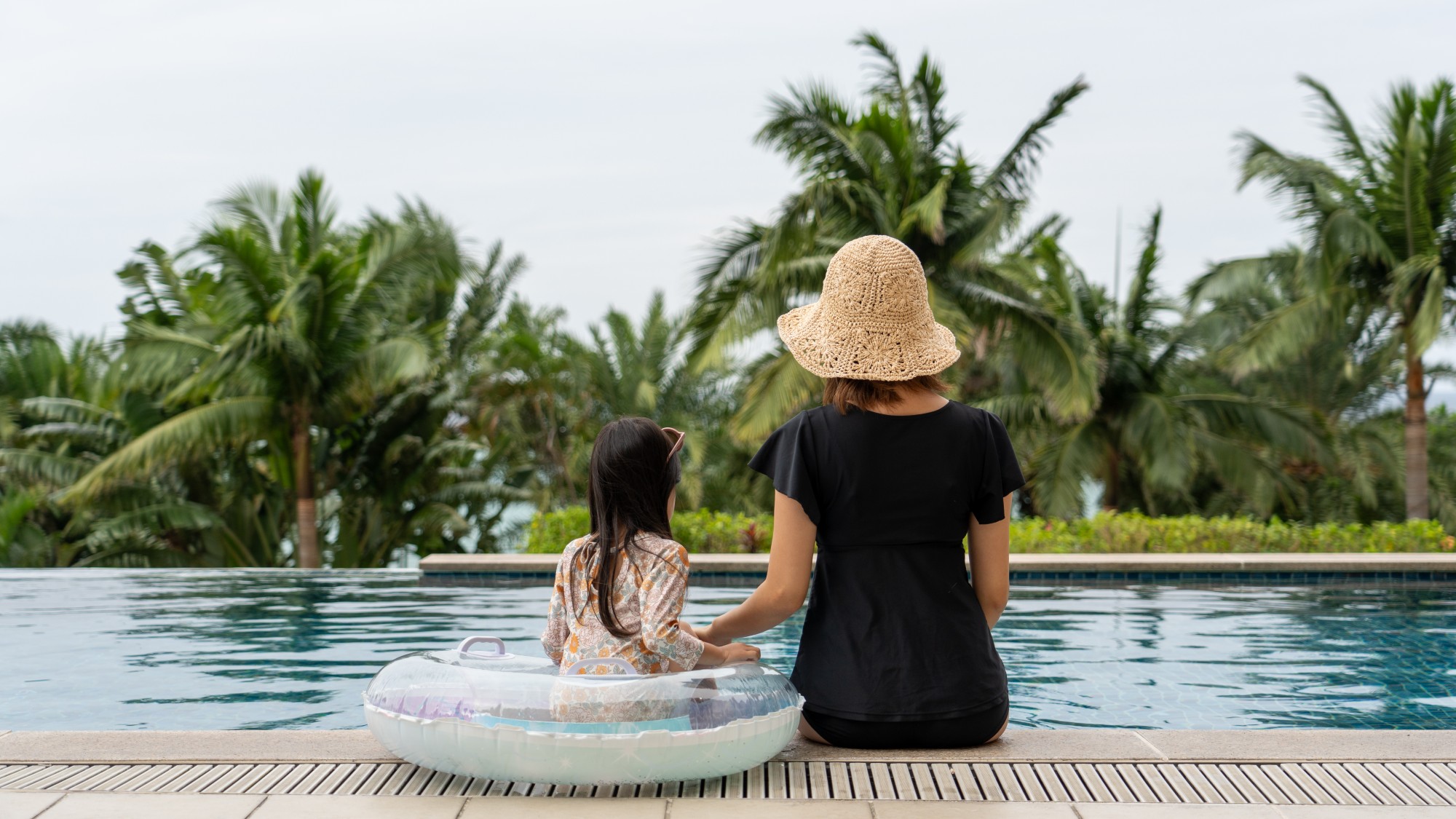 【ホテル棟2階プール】浮き輪やアームヘルパーの貸し出しも行っております