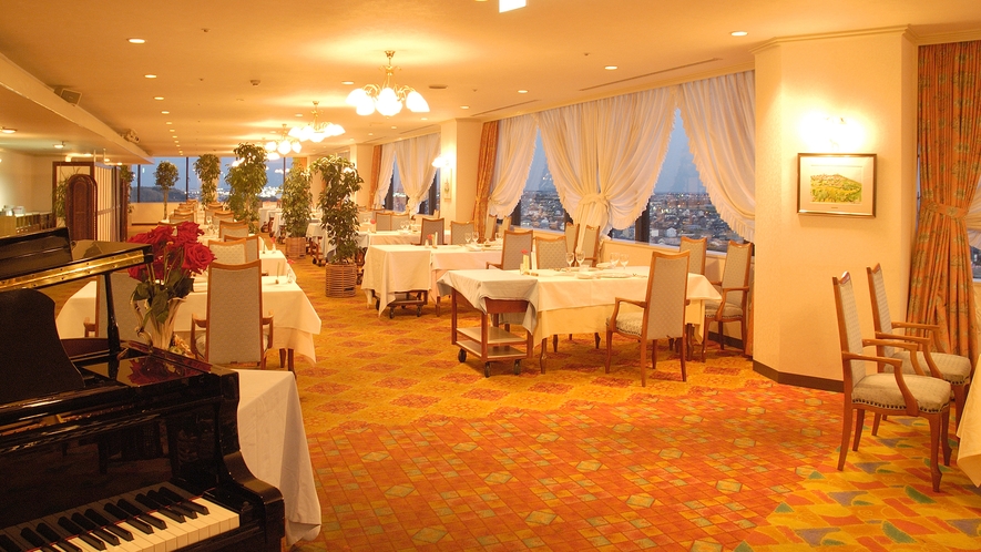 13F レストラン「バンボシュール」最上階からの景色と仏料理をご賞味ください。
