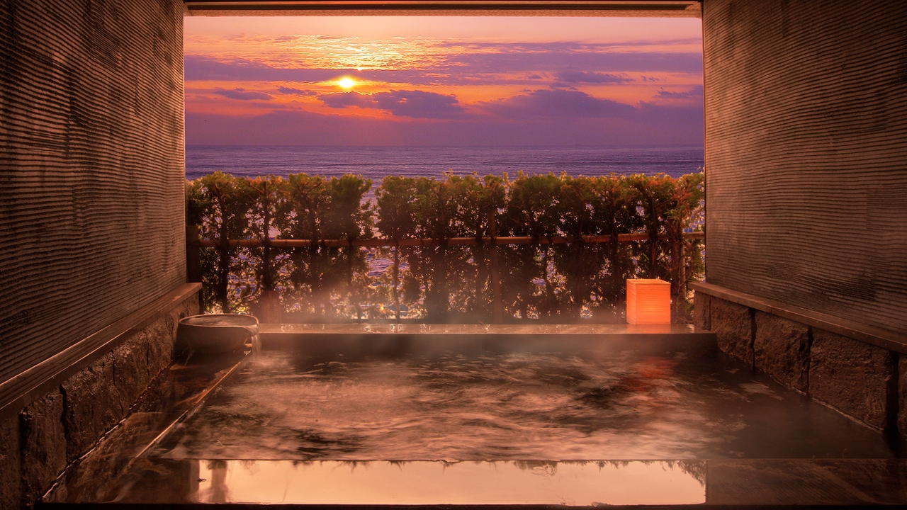 お宿ひるたの展望露天風呂「夕見の湯」。海に沈む夕日を眺められる