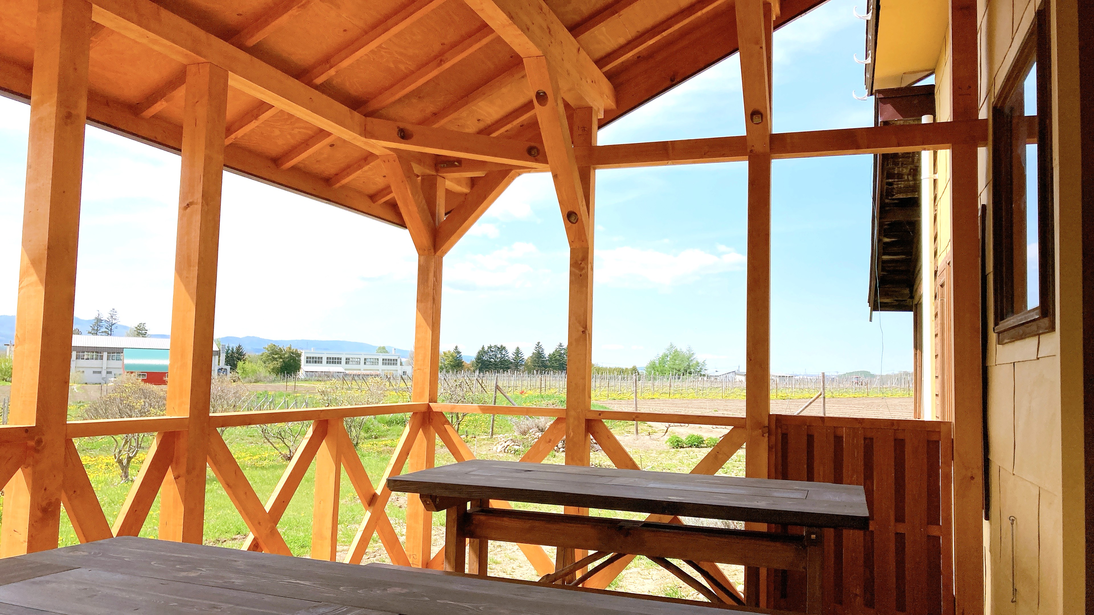 晴れた日にはぶどう畑や山々を眺めながら朝食をお楽しみ頂けます。