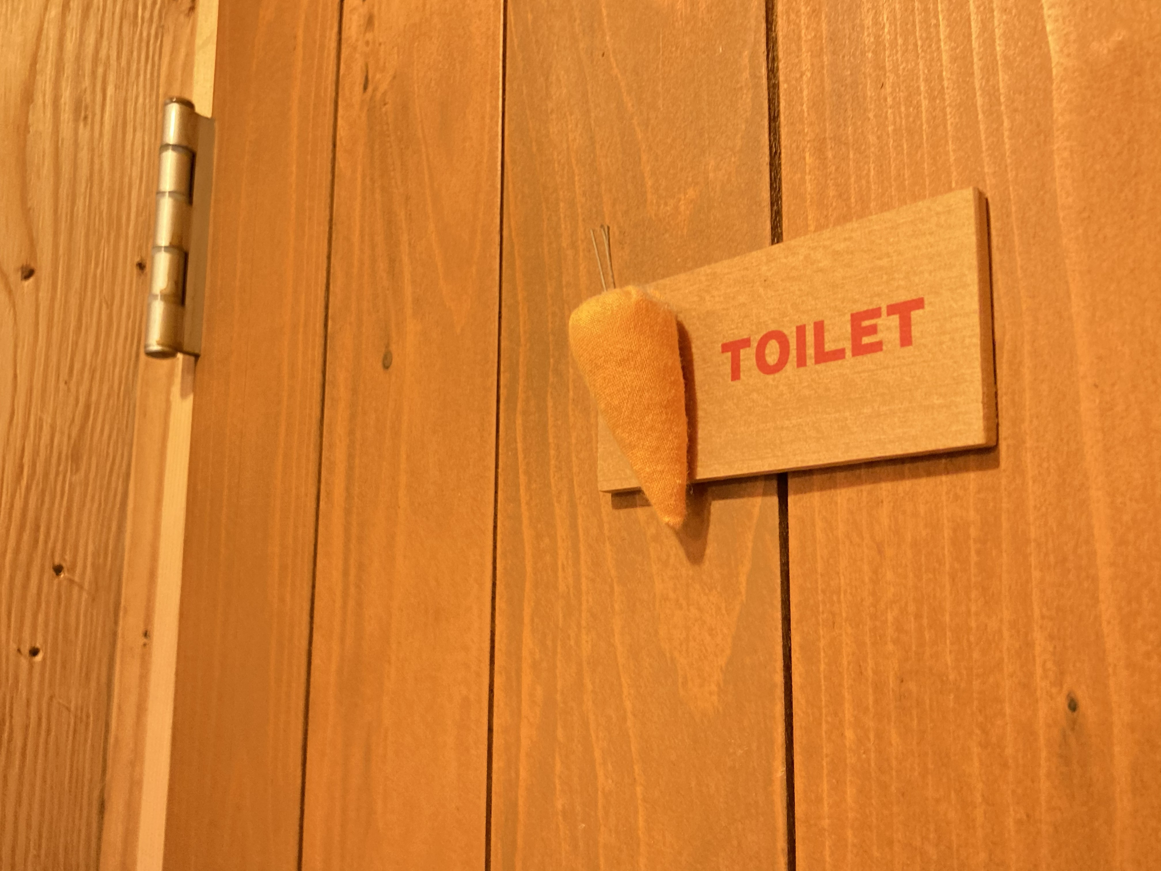 2階の客室2部屋でご利用いただく共用トイレ