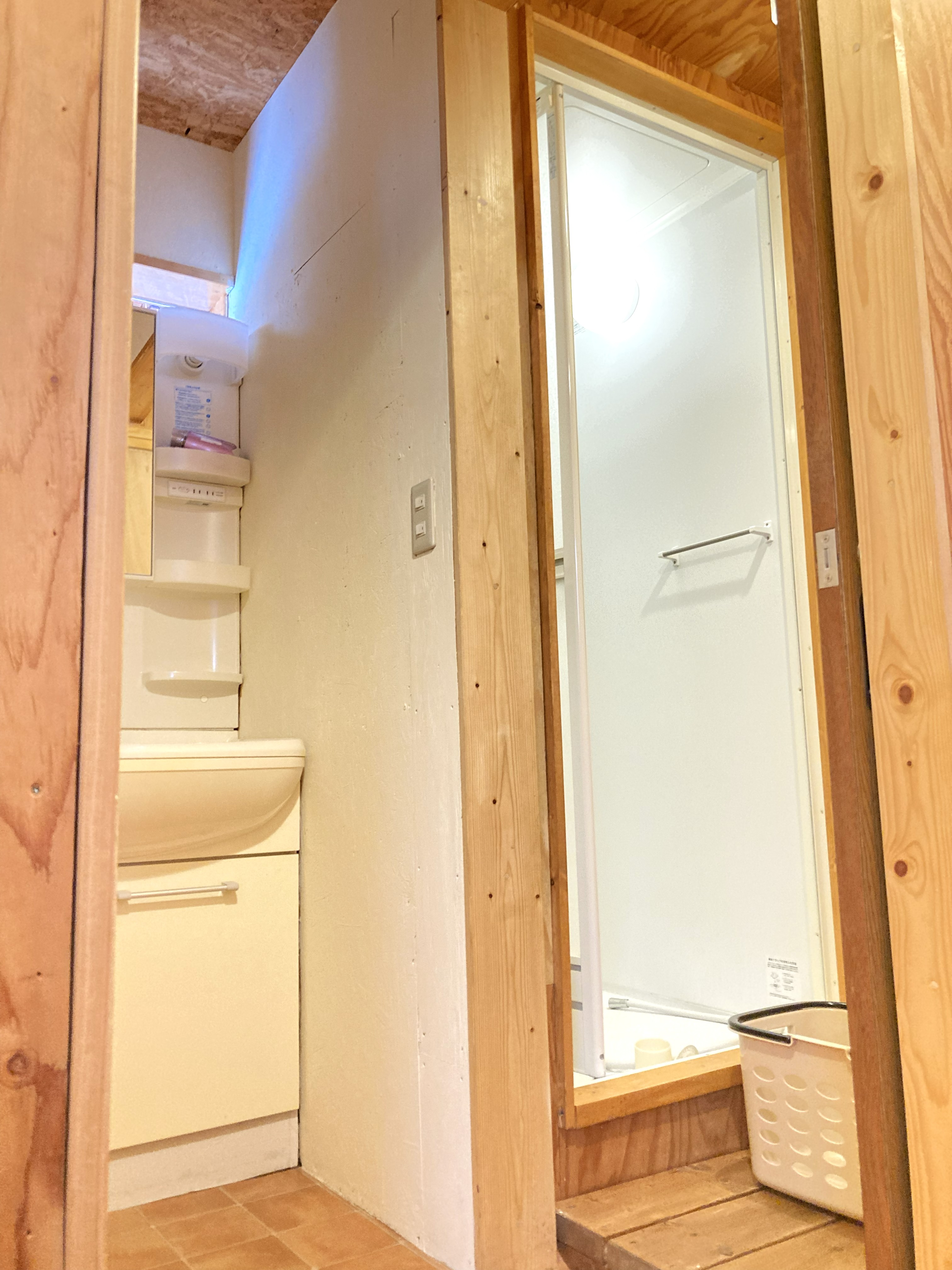 1階シャワールーム（2階客室ご宿泊の方専用、部屋毎）
