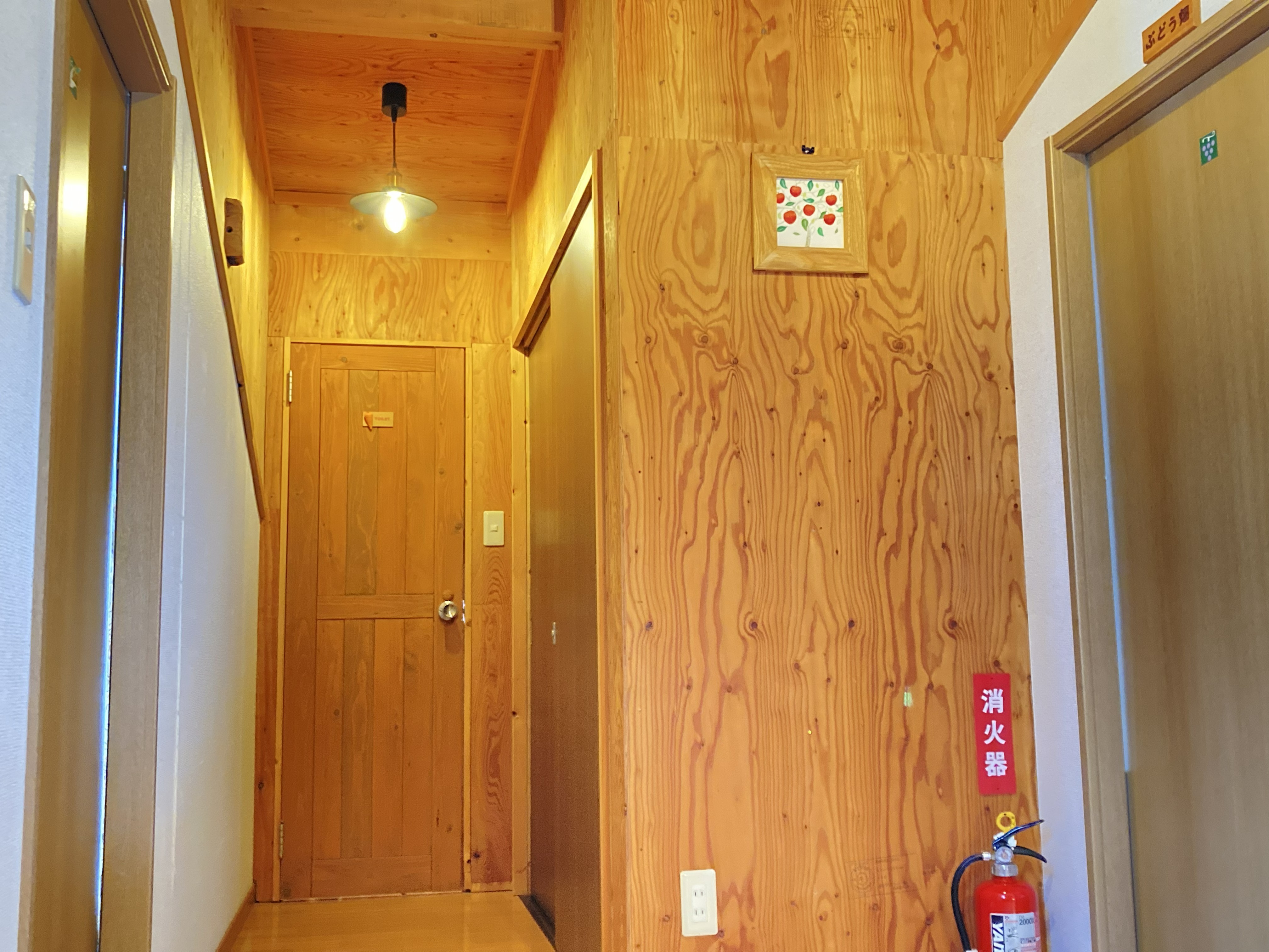 2階の客室2部屋でご利用いただく共用トイレ