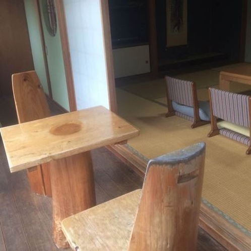 テラス　木の椅子・テーブル.