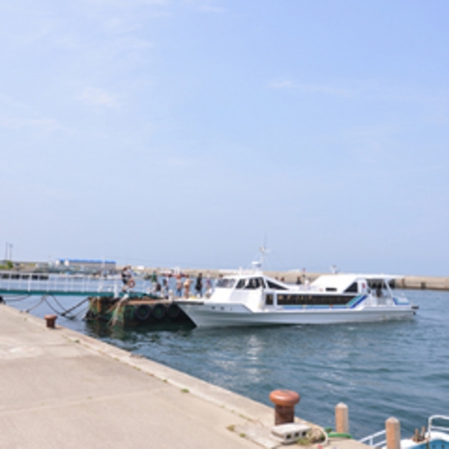 *新鮮な魚介が水揚げされる漁師の島。心地よい潮風と温かい島人が、旅人を迎えてくれます。