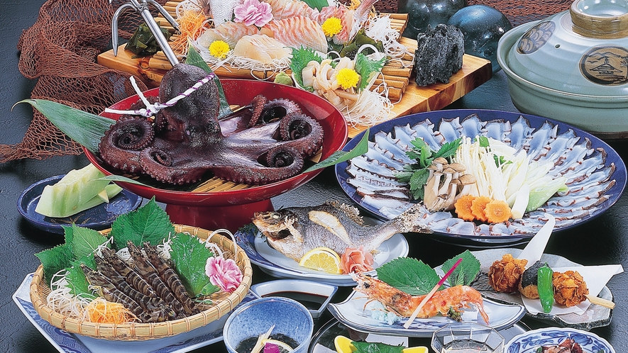 *【夕食一例(彩)】季節の海鮮食材を使用。（画像はイメージです。内容はその日により異なります）