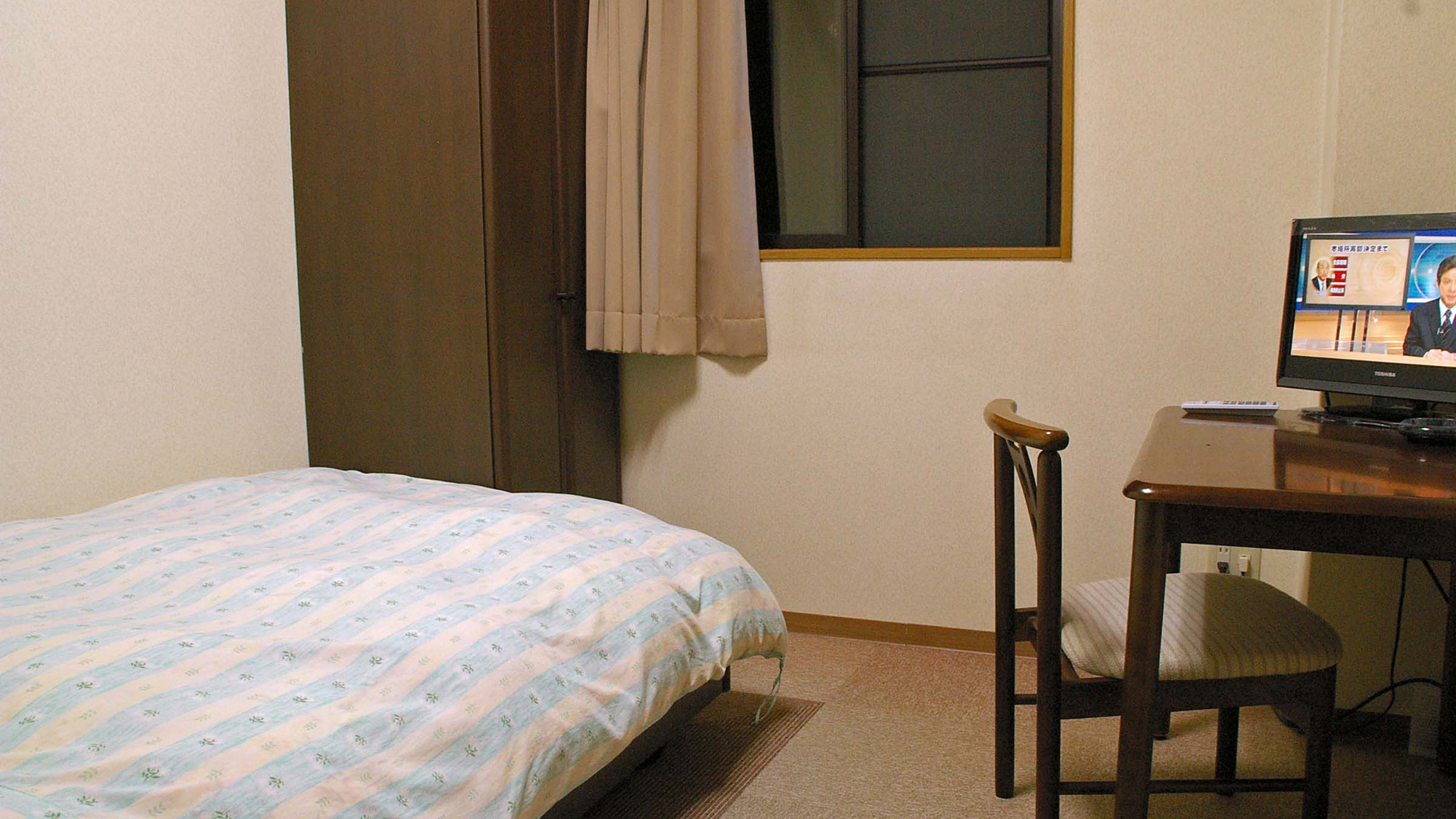 温かみのある雰囲気のお部屋です。お家に帰ってきたかのように、くつろいでお泊まりいただけます。