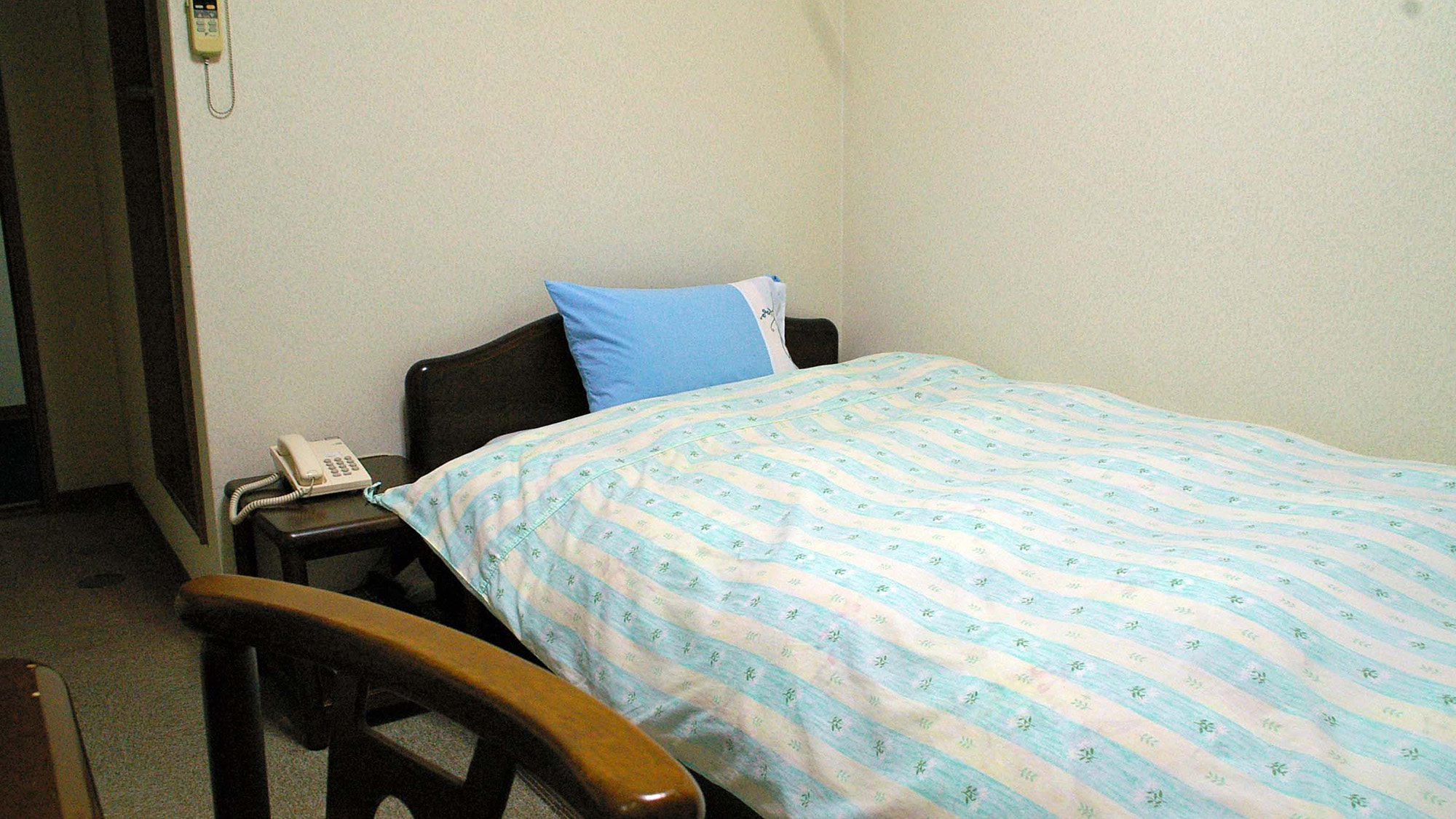 温かみのある雰囲気のお部屋です。お家に帰ってきたかのように、くつろいでお泊まりいただけます。