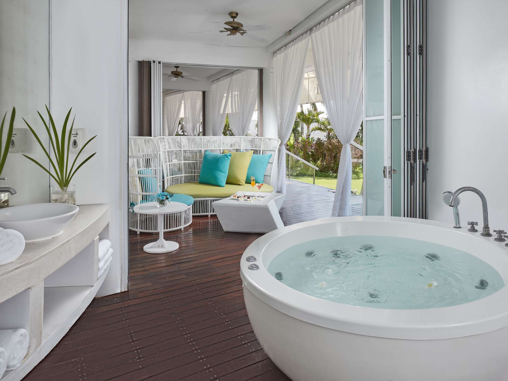 プールサイド　カバナ（要予約）