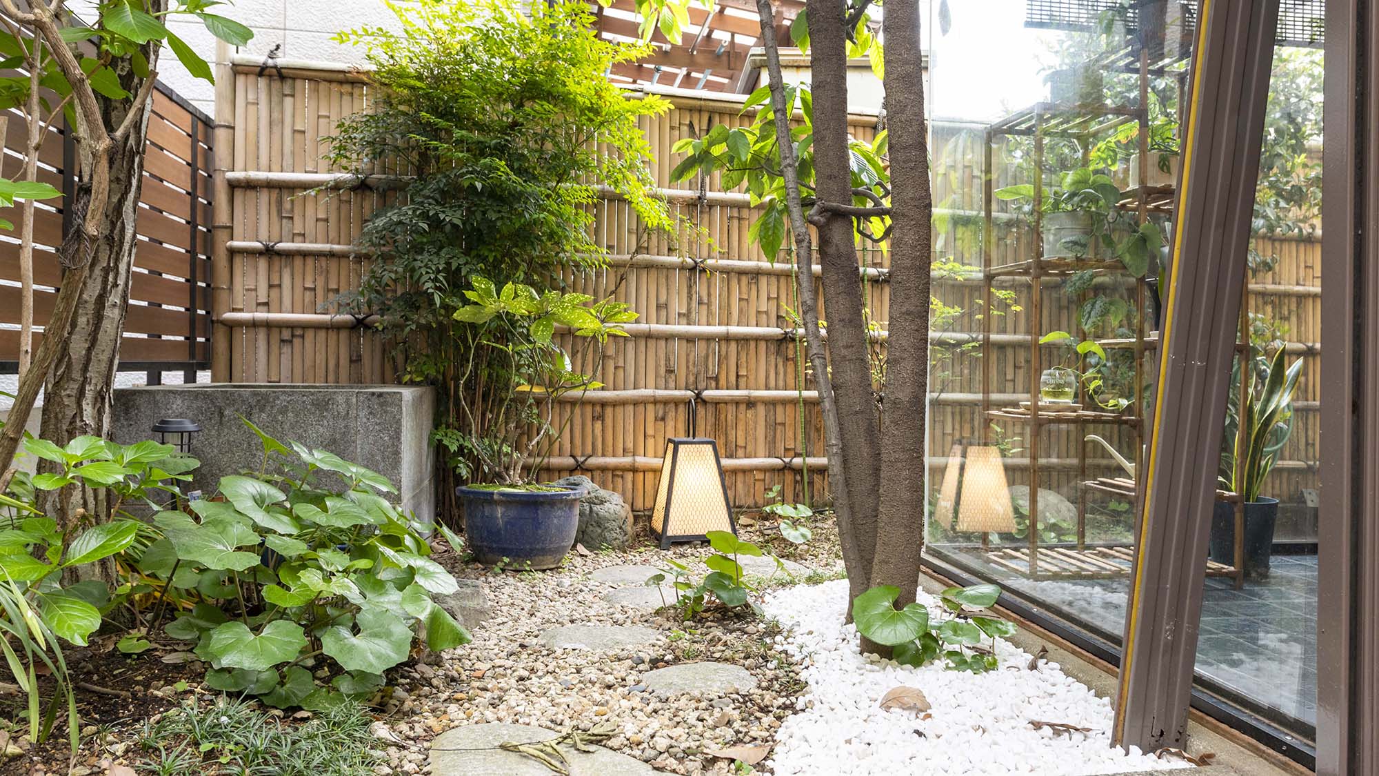 ・【庭】街中にありながら和を感じられる静かな空間