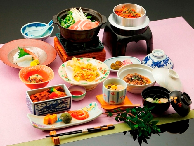 ◆季節の和食膳～お造り、天ぷら、豚肉の白湯鍋などお楽しみください。季節により内容は異なります。