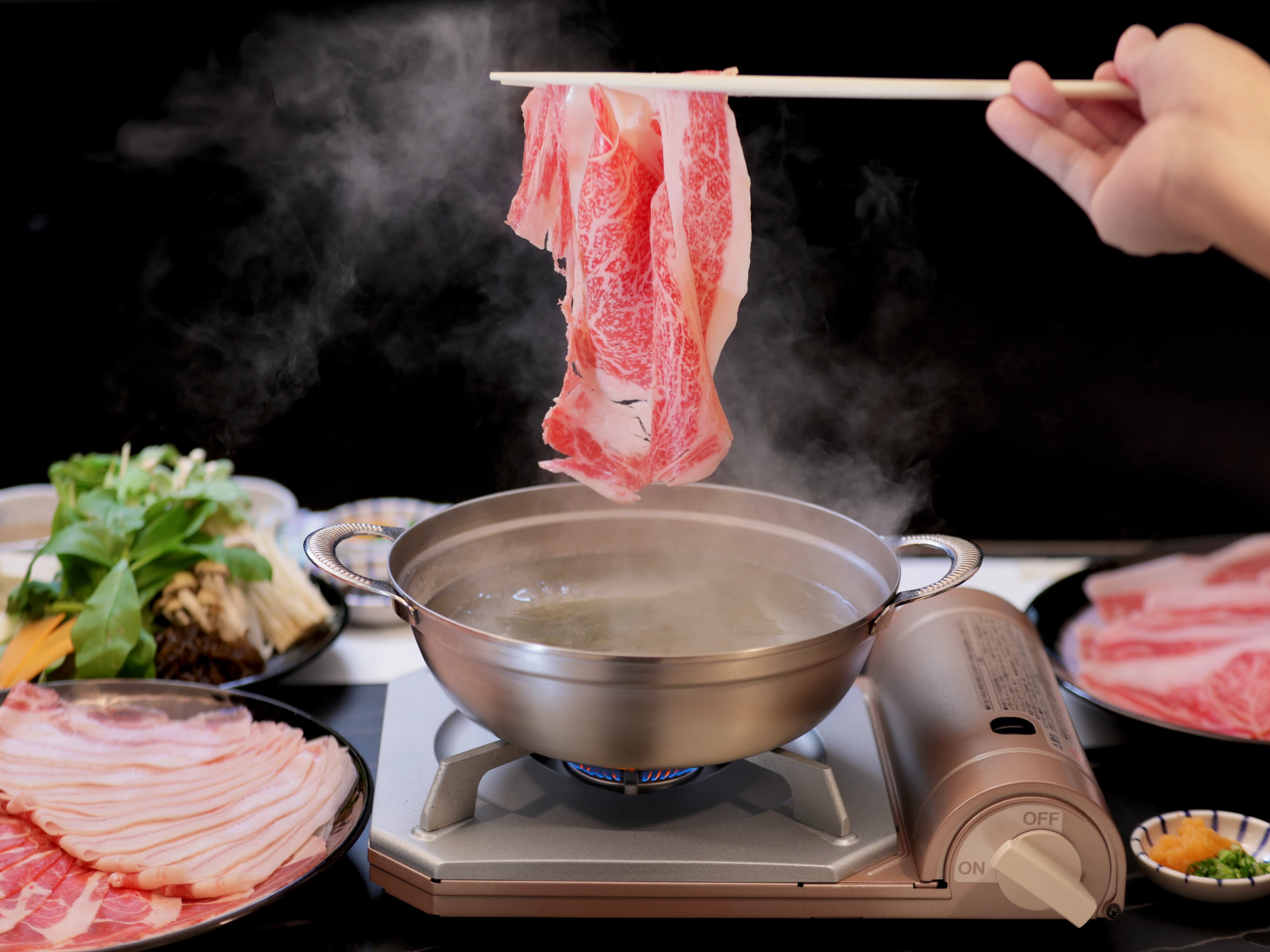 深い味わいの豚骨スープにくぐらせるブランド豚、パイ豚のしゃぶしゃぶコースです