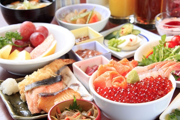 還有烤魚、天婦羅、厚烤雞蛋等日本料理！享用 30 種日式和西式自助早餐。