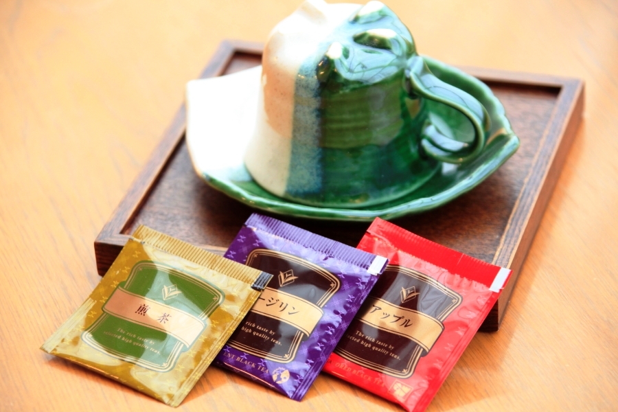 Black tea & sencha set (available in all rooms). Please take a rest in your room.