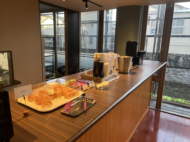 朝食　パン　ドリンク