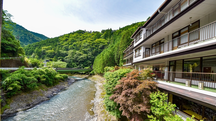 *【外観】清流日高川沿いに佇む温泉旅館です。