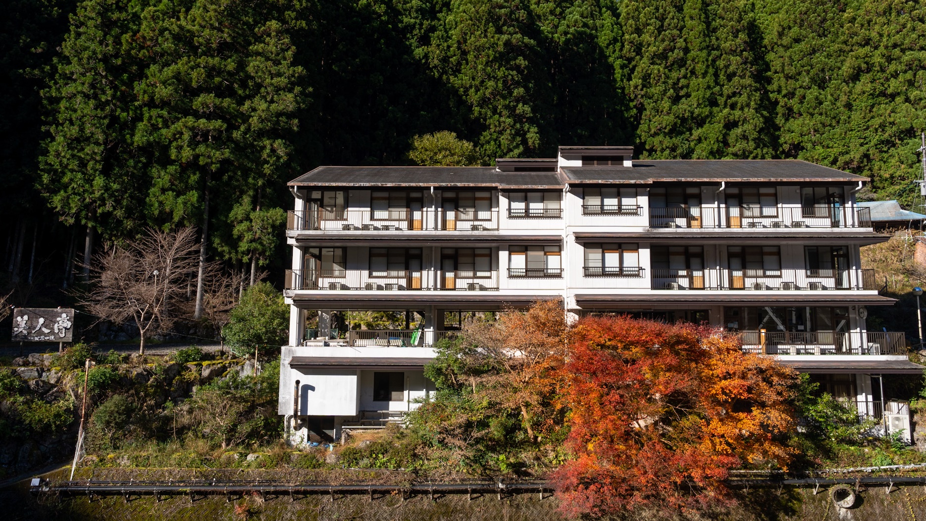 *【外観】清流日高川沿いに佇む温泉旅館です。紅葉の時期もオススメ