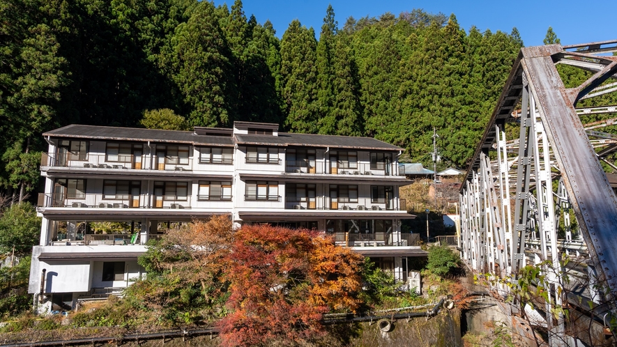 *【外観】清流日高川沿いに佇む温泉旅館です。紅葉の時期もオススメ