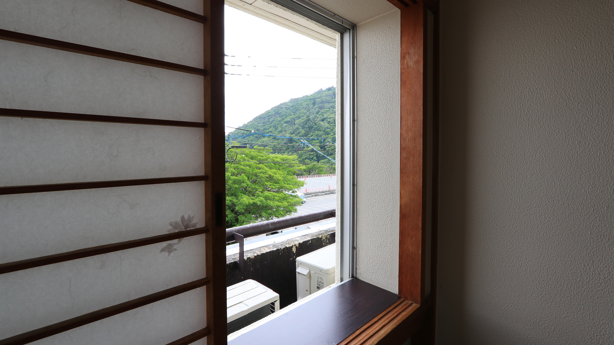 【6畳和室】窓から良い景色を眺められるお部屋もございます