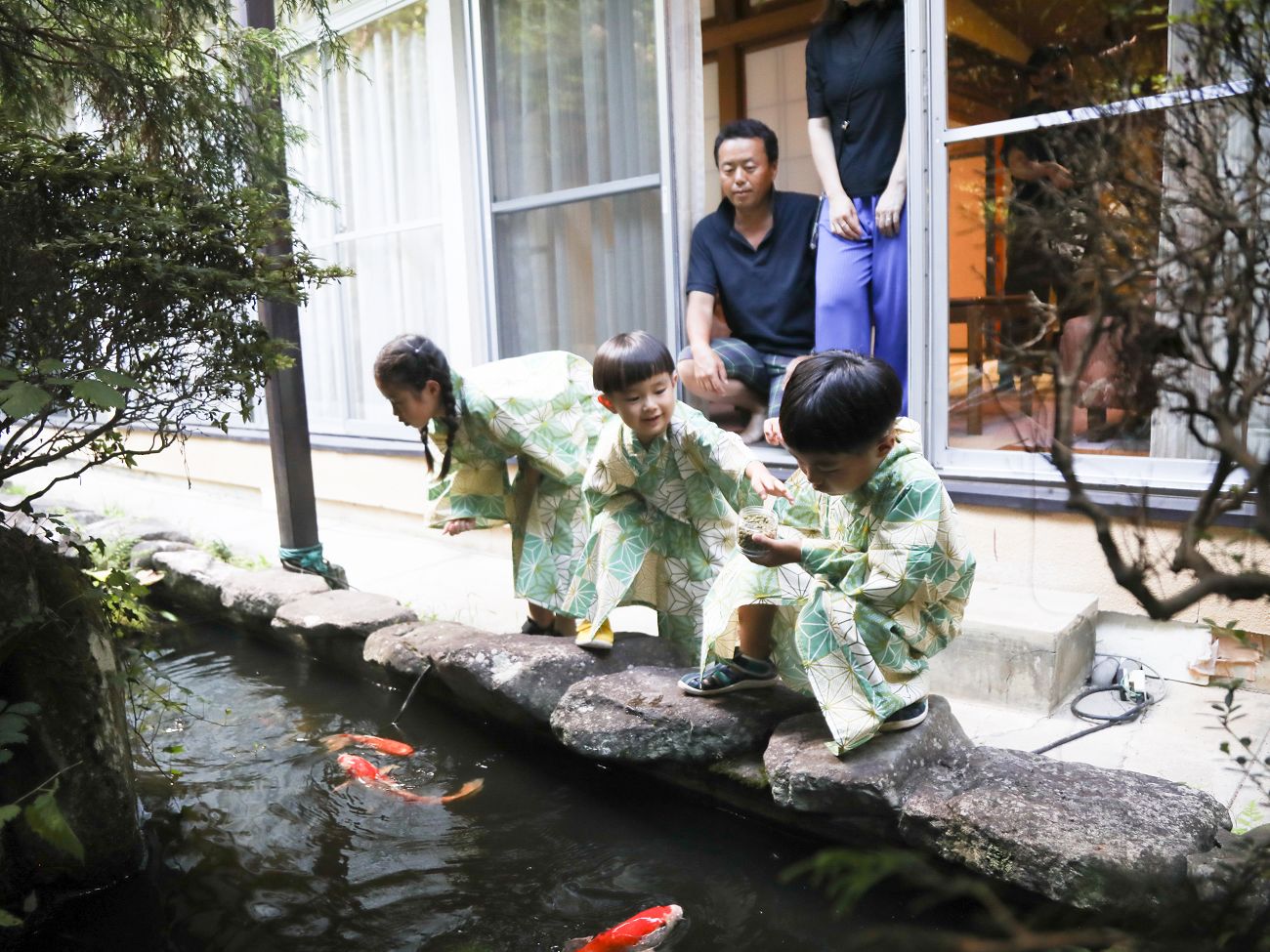 一部客室ではお庭の鯉に餌をあげる事が出来ます。