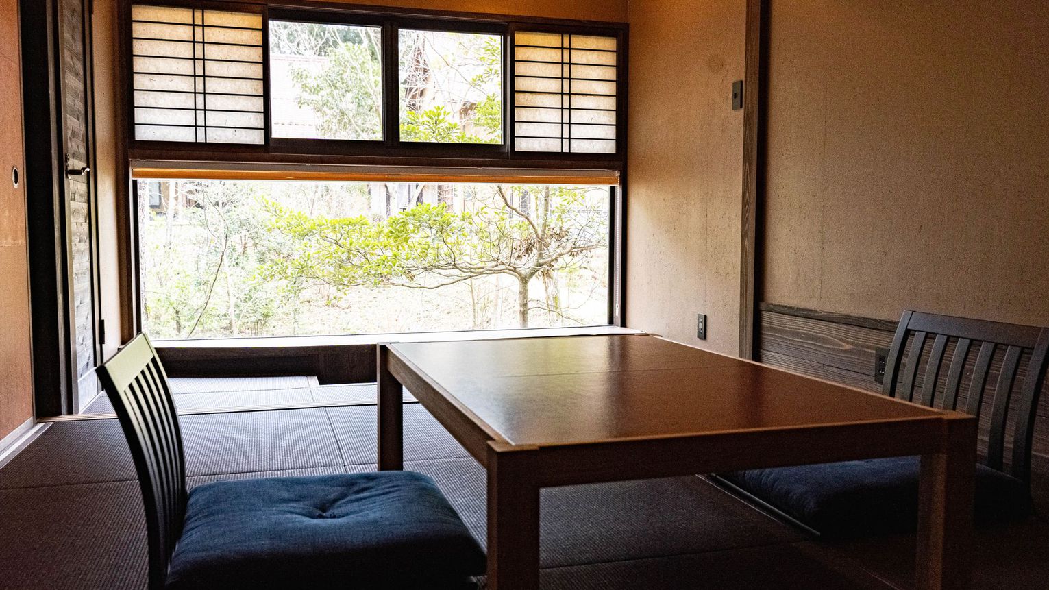 【あせび-asebi-】窓一面から四季の自然を臨むミニマムな和室