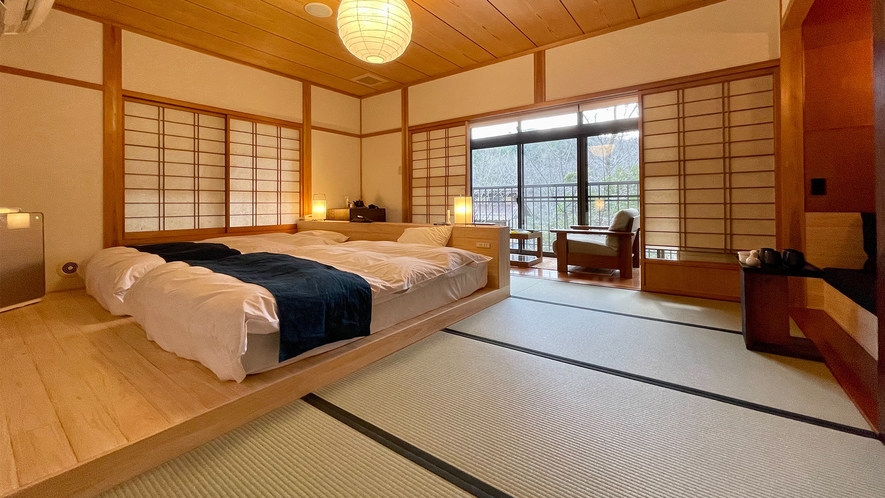 【さくら-Sakura-】中庭の眺望が一面に広がる窓辺にはNAGANO INTERIOR社製ソファ