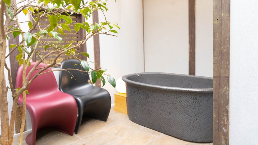 【つつじ-Tsutsuji-】福光石張りの開放的なテラス。陶器の浴槽で癒しの時間を