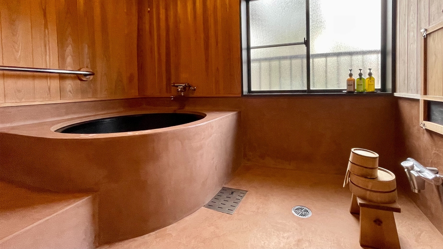 【さくら-Sakura-】内湯には五右衛門風呂タイプの浴槽をご用意いたしました。