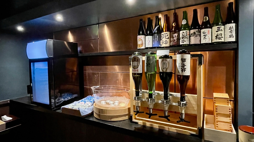 "角打ち"ではおすすめの県内蔵元の日本酒を試飲頂けます。ご夕食のお供を是非。