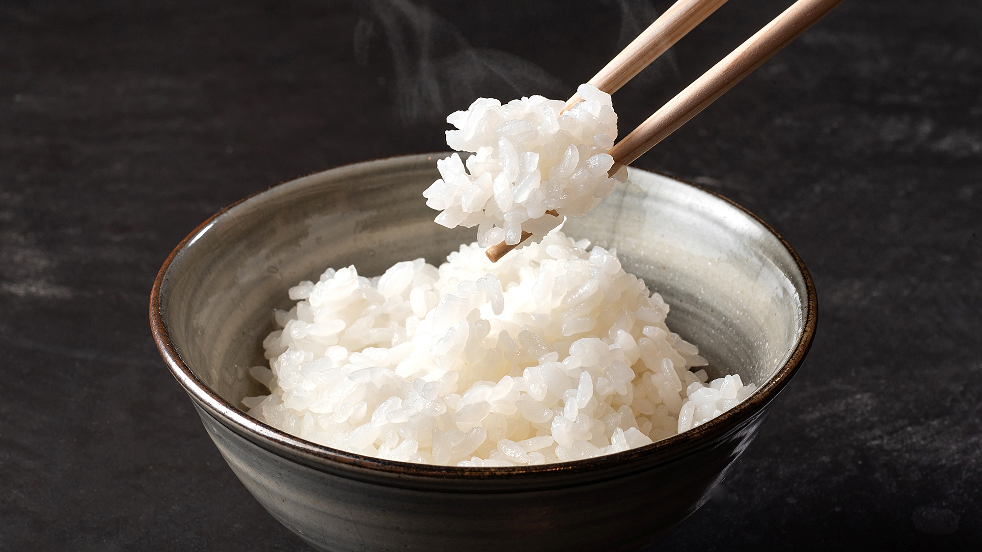 【御飯】地元産のお米を使用し、炊き加減は日々調節しています。