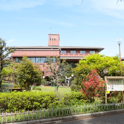 【全景】別所沼公園側からの全景。自然の中にたたずむ静かなホテルです。