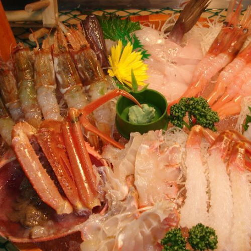 温泉 料理 民宿 三国屋の越前がに刺しと旬のお刺身桶