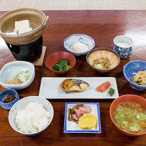 ＊朝食／地元の野菜を中心とした和食膳は体に優しい味付け。