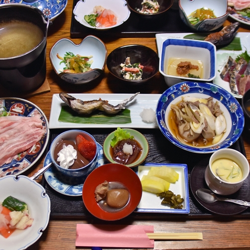 *夕食一例／鮎の焼き物や山形名物芋煮など、地元の味覚をたっぷりとお楽しみください。