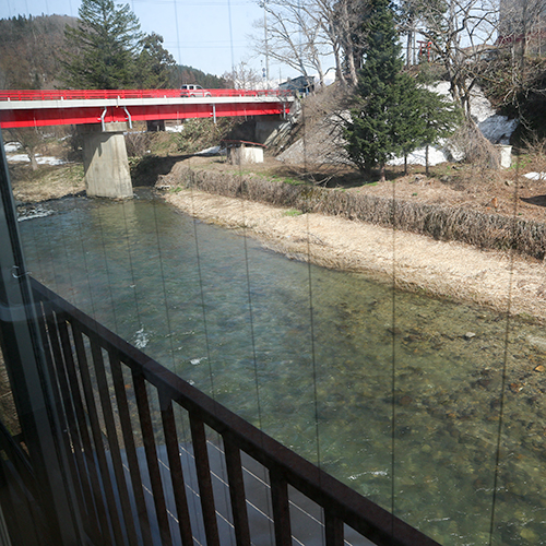 ＊目の前には小国川が流れています。