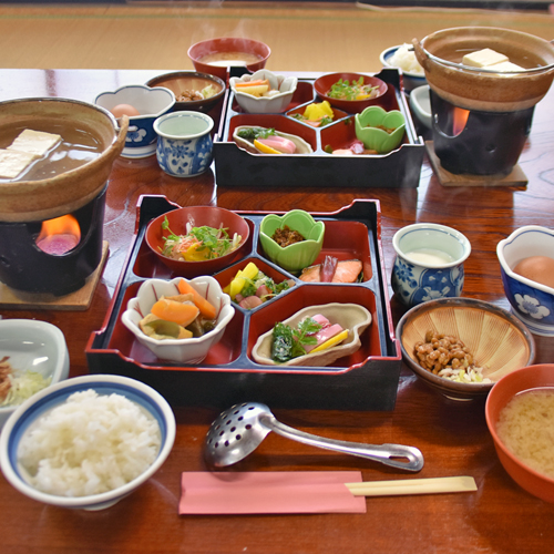 *朝食／地元の野菜を中心とした和食膳は体に優しい味付け。