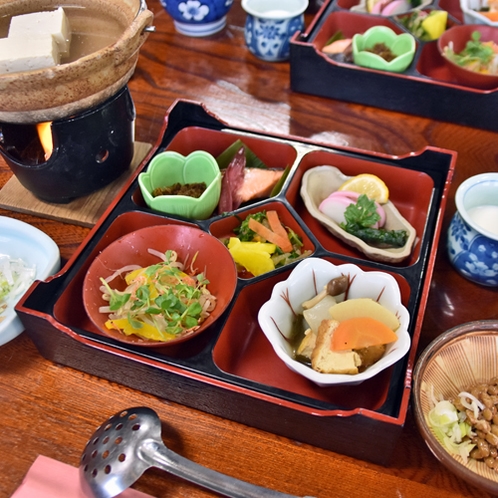 *朝食／地元の野菜を中心とした和食膳は体に優しい味付け。