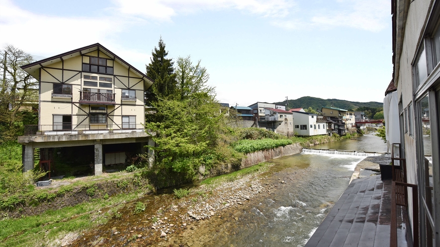 *赤倉温泉街にある当館。目の前に小国川が流れています。