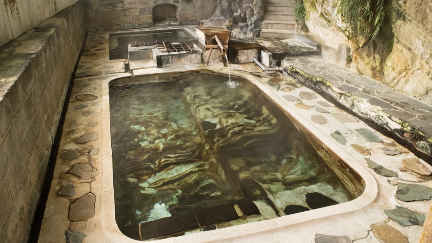 *岩風呂／約60℃の源泉を掛け流ししている為非常に鮮度の高いお湯が楽しめます。