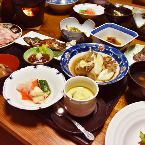 *夕食一例／鮎の焼き物や山形名物芋煮など、地元の味覚をたっぷりとお楽しみください。