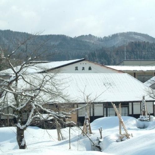 *外観（冬）／冬は雪に覆われる赤倉温泉の湯治宿。ゆったり静かな時間が流れます。