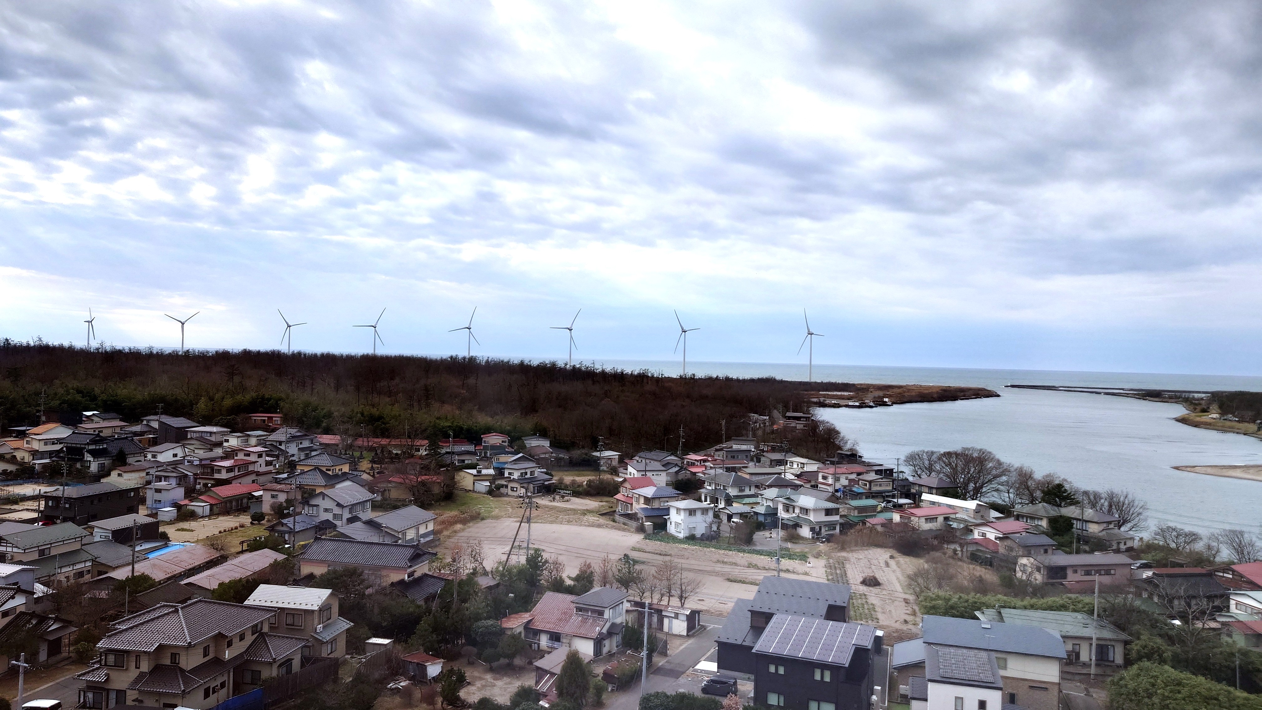 客室から見える左側の風景は風車の景色が圧巻です！