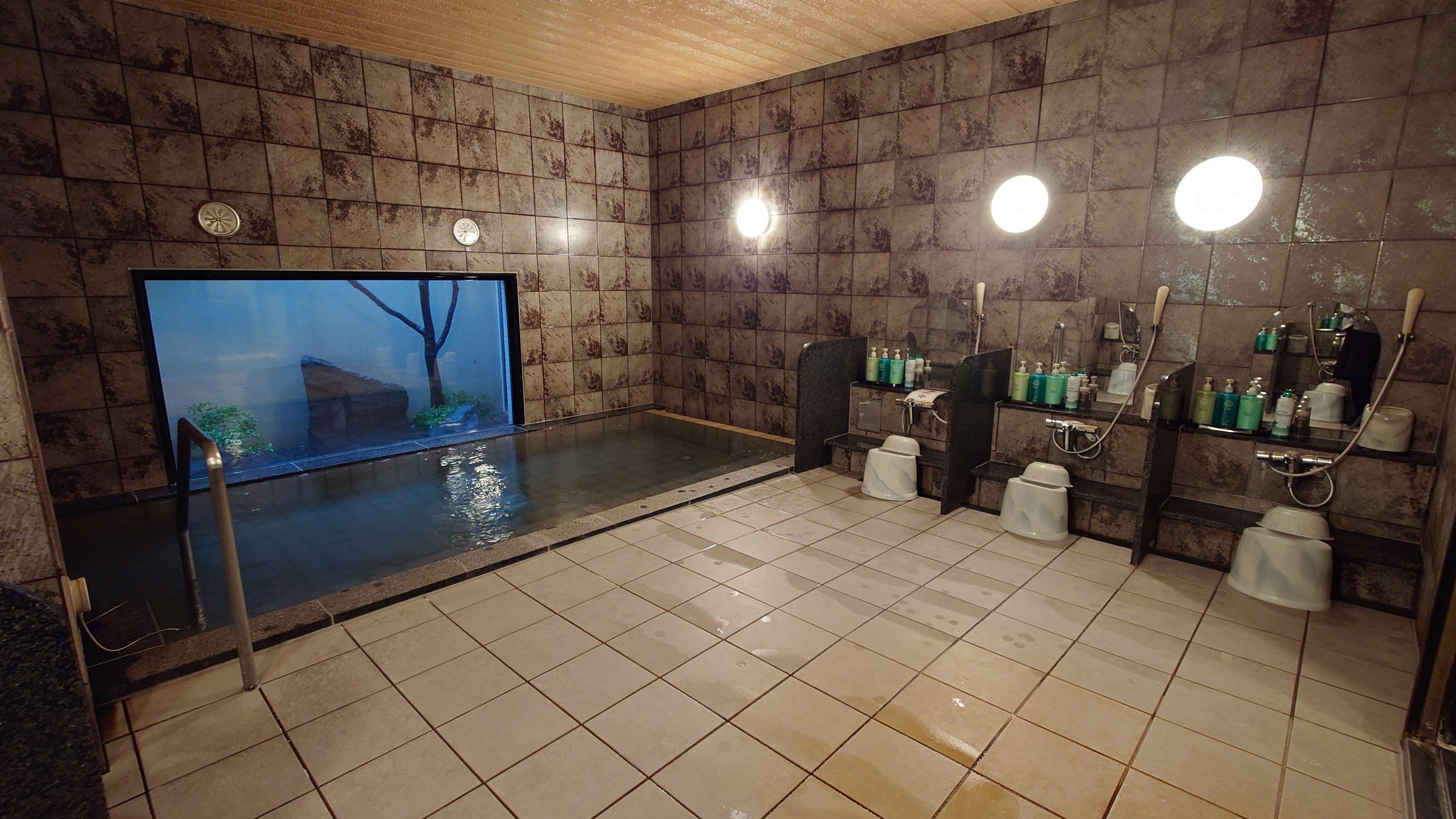 男性大浴場　浴室内