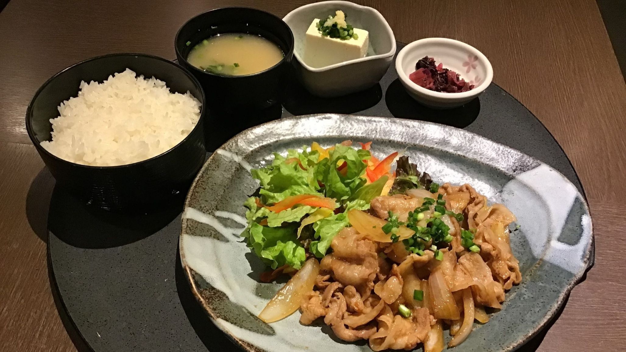 【１泊２食付】★おいしい夕食がセットに★定食セット付きプラン