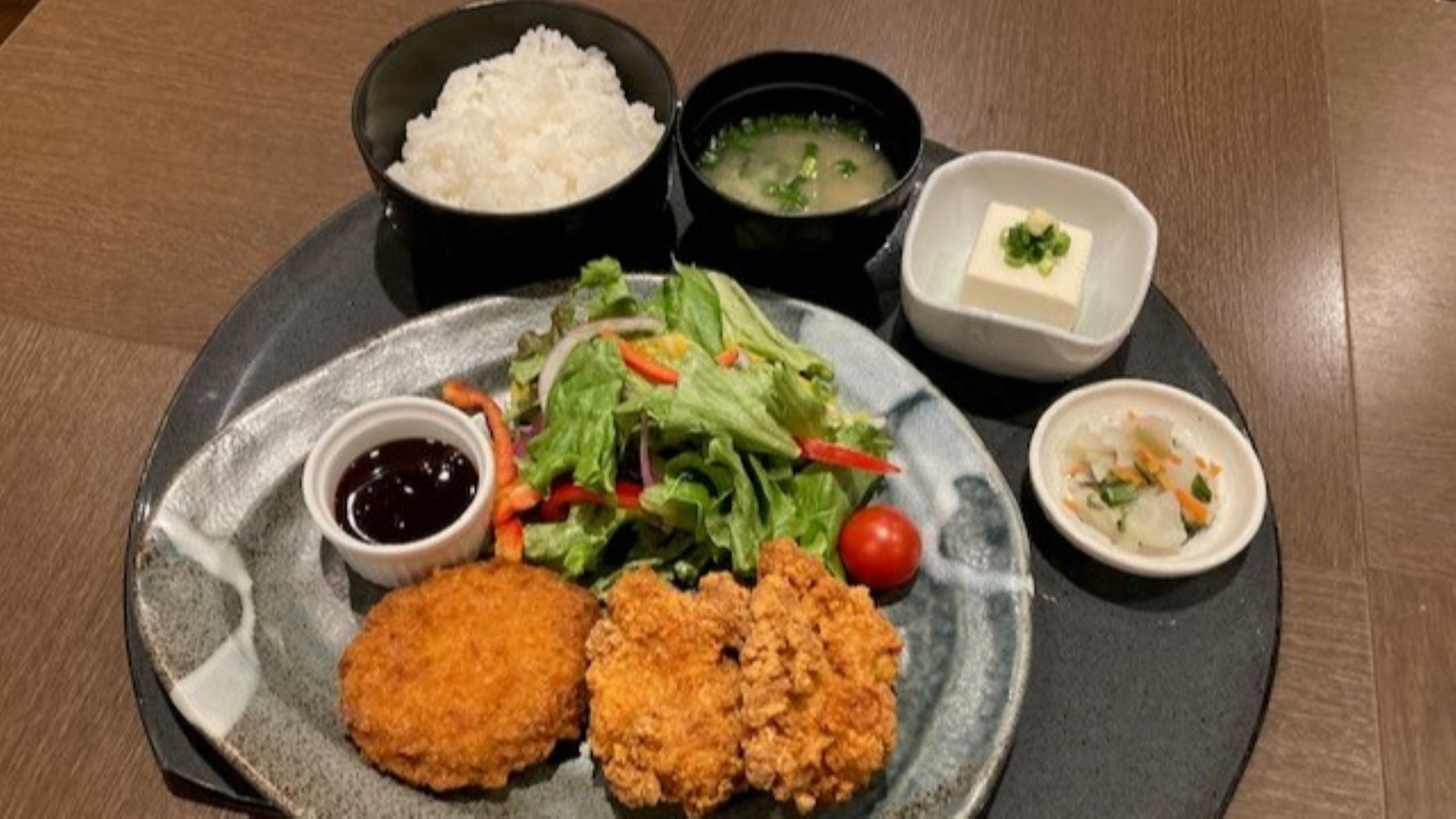 夕食　定食：わんぱく定食（フライドチキン&メンチカツ）